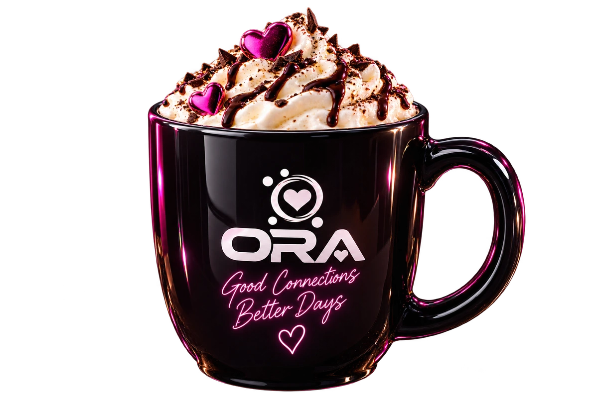 Mug ORA officiel, chocolat chaud, chantilly et cœurs roses